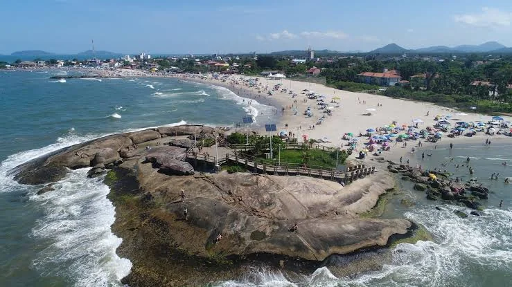 Praia de mar calmo em Itapoá